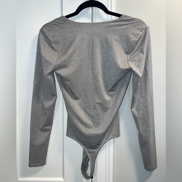 NWT Abercrombie Women’s Silver Sparkle Bodysuit Size Medium - Picture 2 of 3